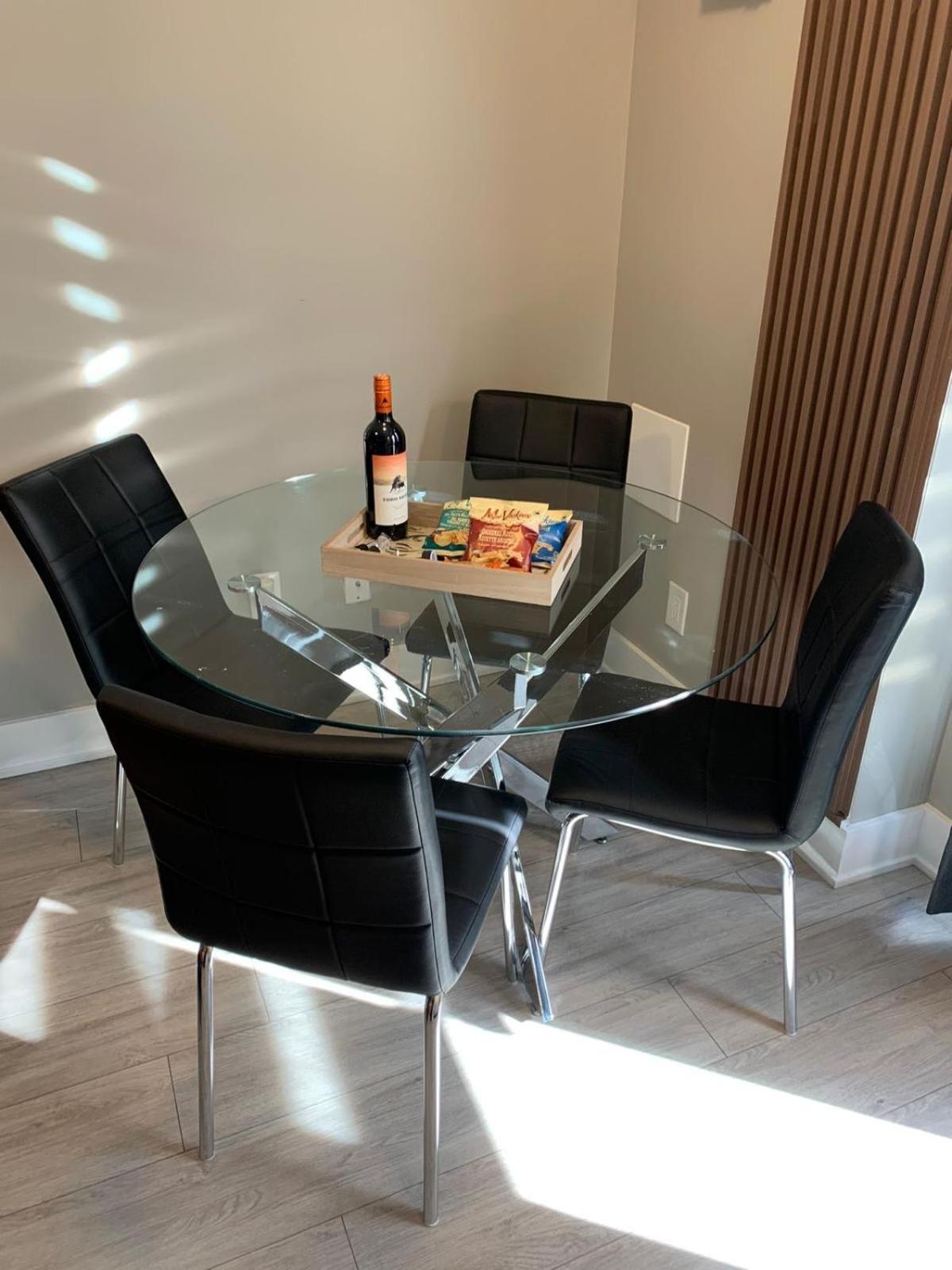 Apartment Getaway Across Fallsview *